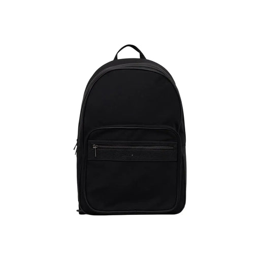 Schwarzer Tommy Hilfiger Repreve Herrenrucksack mit elegantem, minimalistischem Design und dezentem Markenlogo am vorderen Reißverschluss.