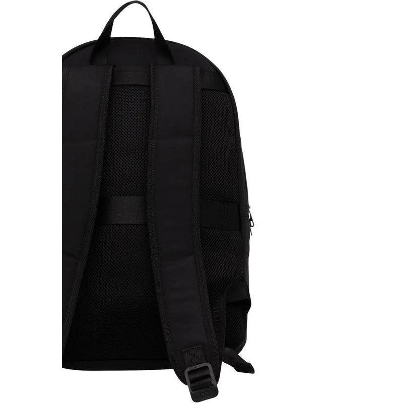 Schwarzer Tommy Hilfiger Repreve Herrenrucksack mit atmungsaktivem Netzrücken, verstellbaren Schultergurten und Reißverschlusstaschen