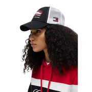 Tommy Hilfiger Herren-Truckerkappe aus schwarzem und weißem Mesh mit gesticktem Logo auf Vorder- und Seitenpartie, aus Bio-Baumwolle.