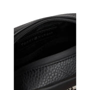 Schwarze Tommy Hilfiger Umhängetasche aus strukturiertem Leder mit dezentem, geprägtem Logo im Innenfutter aus Polyurethan