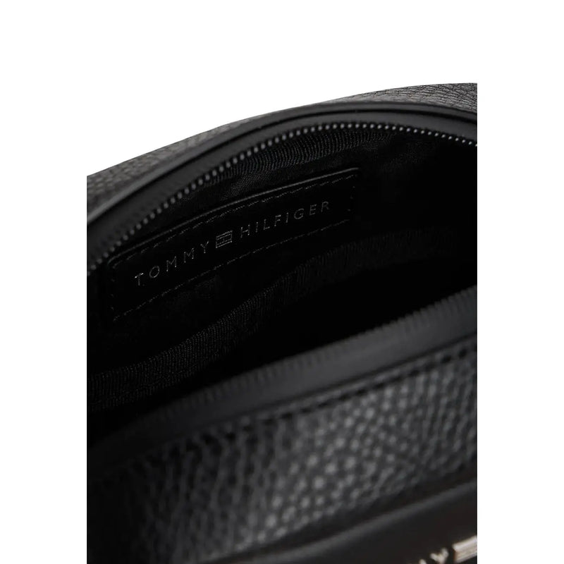 Schwarze Tommy Hilfiger Umhängetasche aus strukturiertem Leder mit dezentem, geprägtem Logo im Innenfutter aus Polyurethan