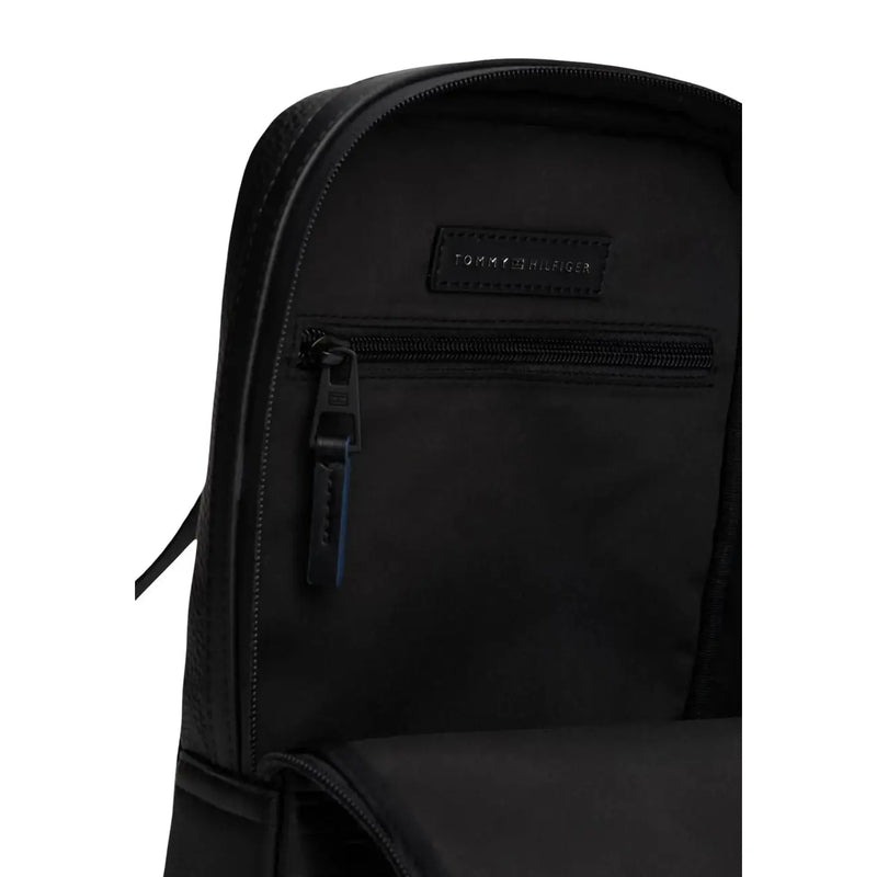 Schwarze Tommy Hilfiger Herren-Schultertasche aus Polyurethan mit elegantem, minimalistischem Design und dezentem Markenlogo im Inneren.