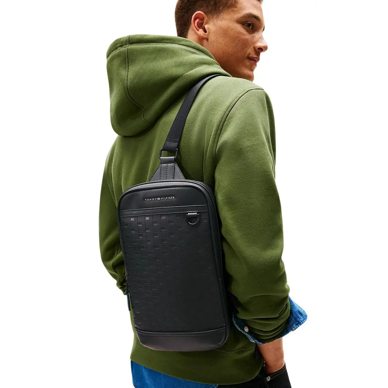 Schwarze Tommy Hilfiger Herren-Schultertasche mit strukturiertem Webmuster, schlichtem, minimalistischem Design, 24 x 33 x 9 cm, Polyurethanmaterial