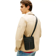 Schwarzes Leder Tommy Hilfiger Herren-Schultertasche mit vertikalen Streifen und Reißverschlusstasche, 21 x 25 x 5 cm