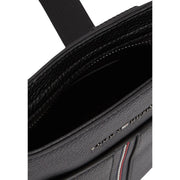 Tommy Hilfiger Schwarze Herren-Schultertasche aus strukturiertem Leder mit dezentem Streifenmuster am Reißverschluss, 21 x 25 x 5 cm