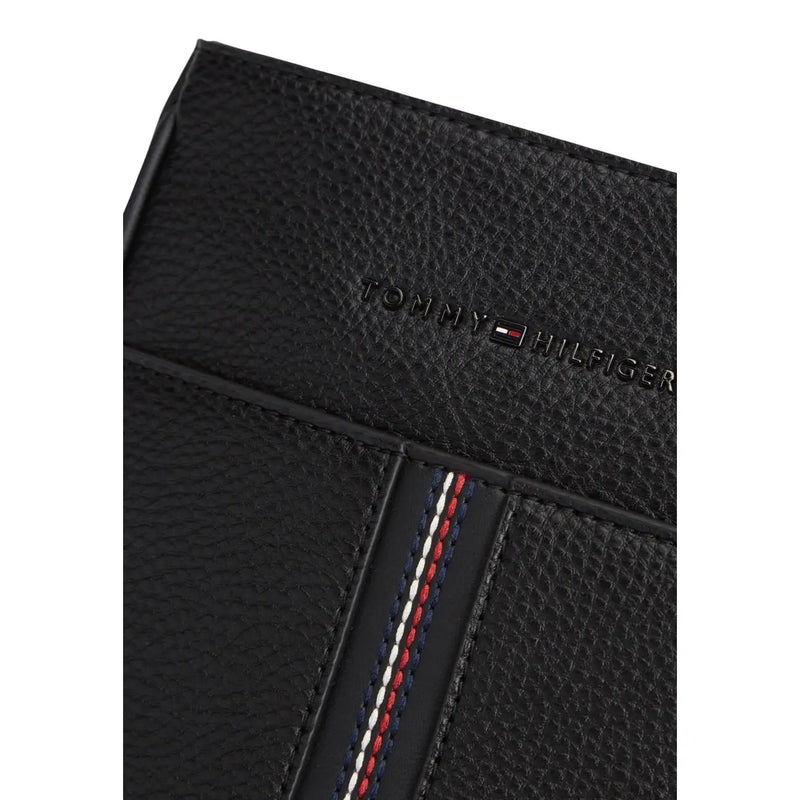 Schwarze Tommy Hilfiger Herren-Schultertasche aus strukturiertem Leder mit gestreiften Stoffdetails und schwarzem Reißverschlussfach, 21 x 25 x 5 cm