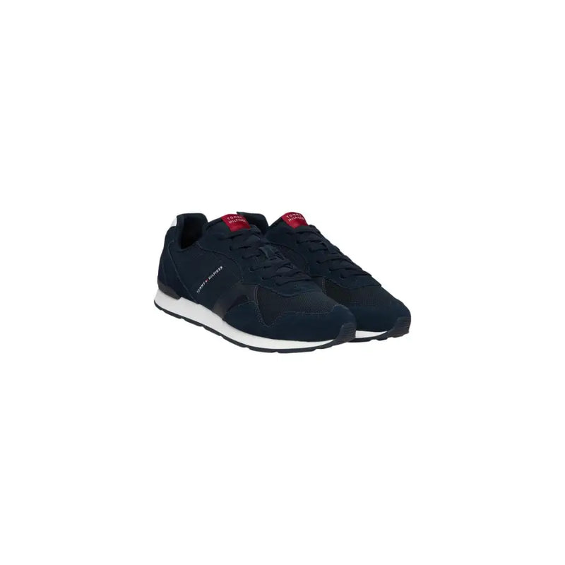 Tommy Hilfiger Herren-Sneaker aus blauem Polyester mit dunkelblauem Wildleder-Mesh-Obermaterial, rotem Markenlogo und weißen Gummisohlen.