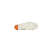 Weiße Gummisohle mit leuchtend orangefarbener Fersenlasche, von hinten gesehen, an Tommy Hilfiger Herren-Mokassins aus Wildleder in Kamelhaar.