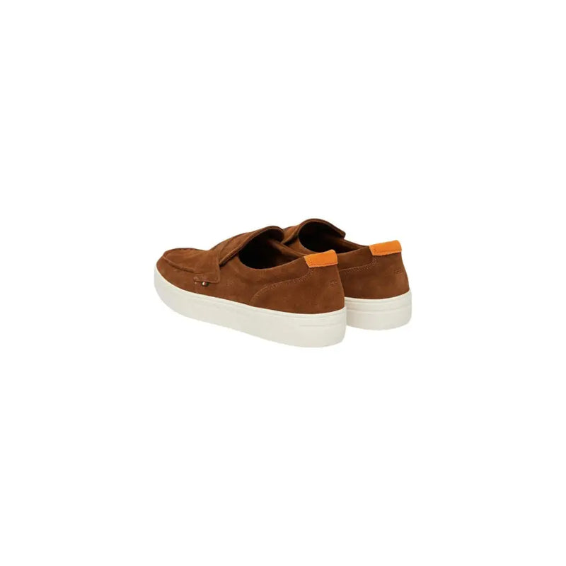 Tommy Hilfiger Herren-Mokassin-Sneaker aus Wildleder in Kamel mit weißer Gummisohle und orangefarbener Fersenlasche