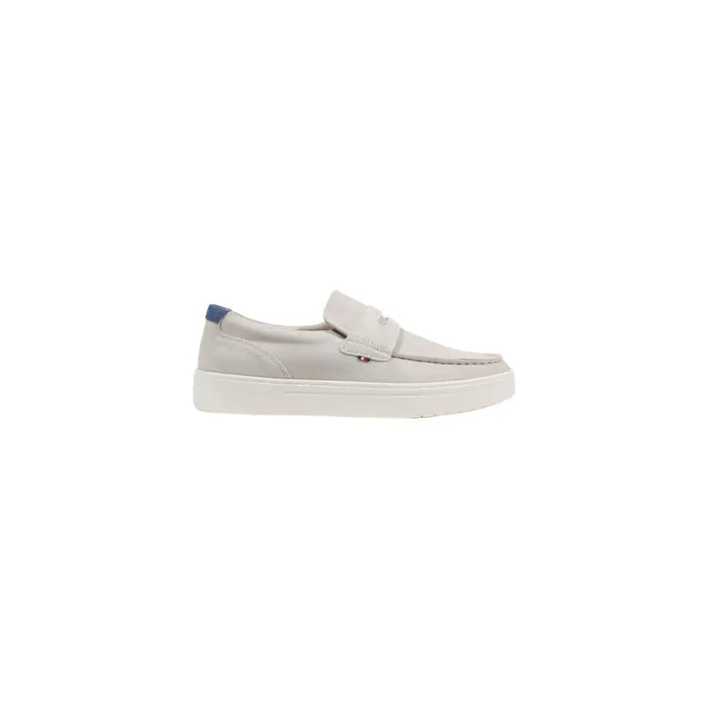 Hellgraue Wildlederslipper mit weißer Gummisohle und marineblauer Fersenlasche von Tommy Hilfiger Herrenschuhe für Frühling und Sommer