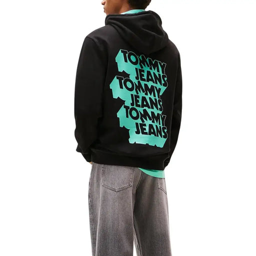 Rückseite des schwarzen Tommy Hilfiger Herren-Sweatshirts mit Kapuze aus Bio-Baumwolle und gestapeltem Tommy Jeans-Logo in Türkis und Schwarz