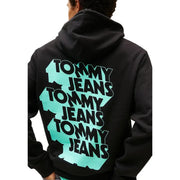 Rückansicht eines schwarzen Tommy Hilfiger Herren-Sweatshirts mit Kapuze aus Bio-Baumwolle und auffälligem, gestapeltem Tommy Jeans-Logo in Schwarz und Türkis.