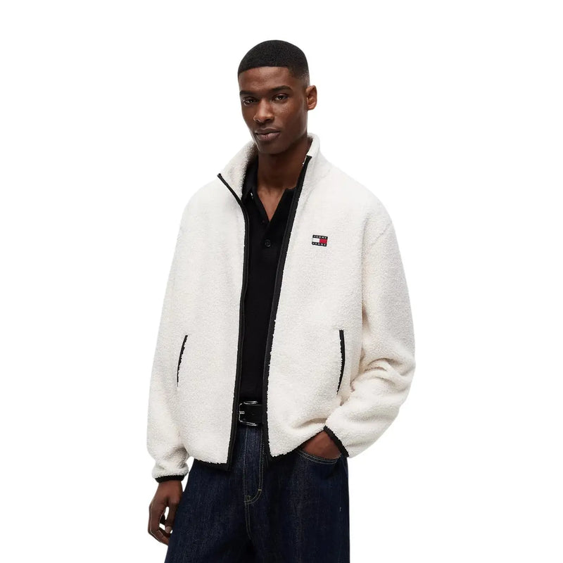Weiße, flauschige Fleecejacke mit schwarzem Reißverschluss und Besatz, Tommy Hilfiger Logo auf der linken Brust, aus Polyester