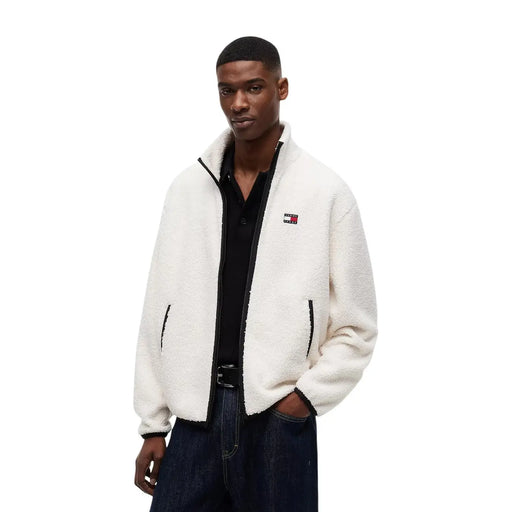 Weiße, flauschige Fleecejacke mit schwarzem Reißverschluss und Besatz, Tommy Hilfiger Logo auf der linken Brust, aus Polyester