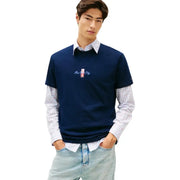 Tommy Hilfiger Herren-T-Shirt in Marineblau mit kurzen Ärmeln und gesticktem New York City-Logo aus Bio-Baumwolle, getragen über einem karierten Hemd