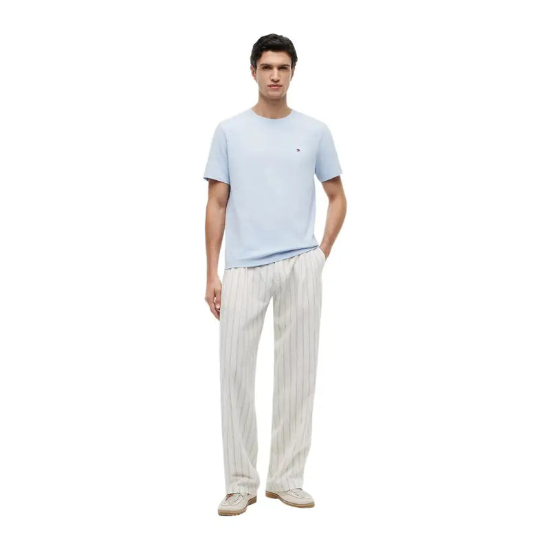 Tommy Hilfiger Herren-T-Shirt, hellblau, kurzärmelig, aus Bio-Baumwolle, normale Passform, mit kleinem, gesticktem Logo auf der linken Brust.