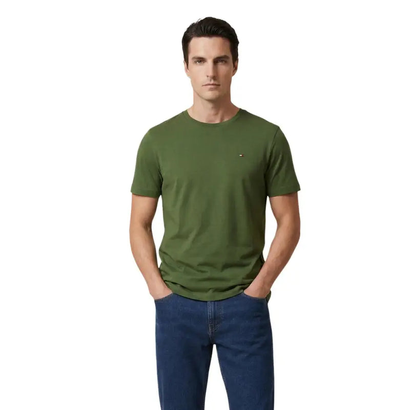 Tommy Hilfiger Herren-T-Shirt aus olivgrüner Bio-Baumwolle mit klassischem Rundhalsausschnitt und kleinem Flaggenlogo auf der linken Brust