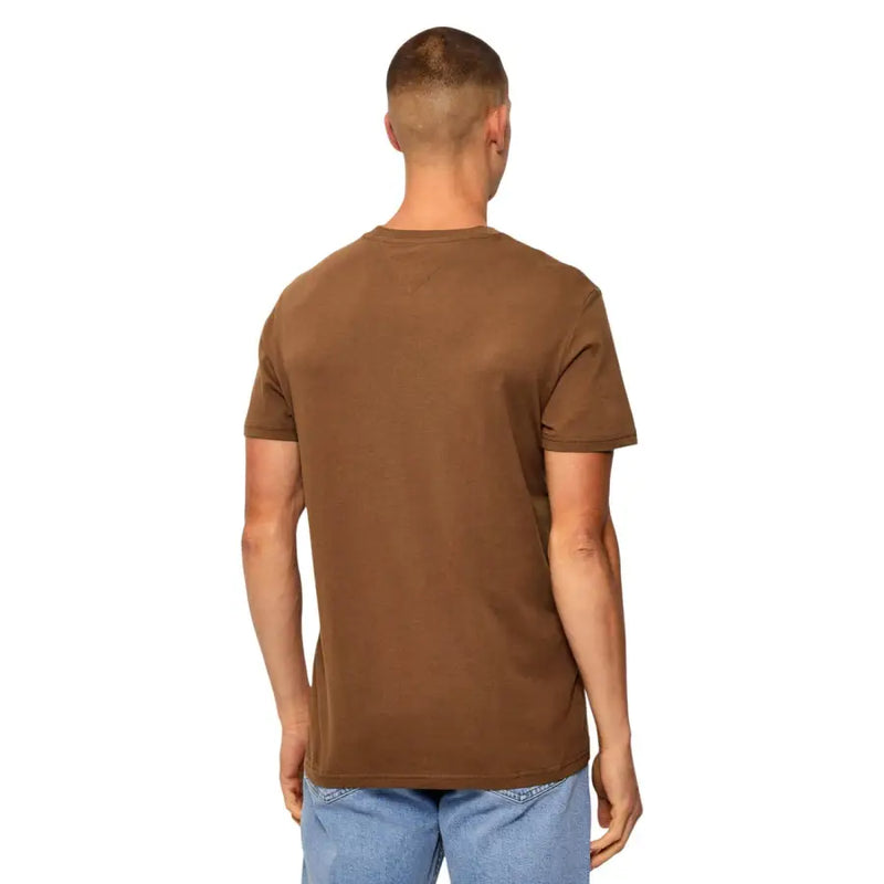 Tommy Hilfiger Schmal geschnittenes, kamelfarbenes Herren-T-Shirt aus Bio-Baumwolle in Braun mit schlichtem Rundhalsausschnitt und kurzen Ärmeln.