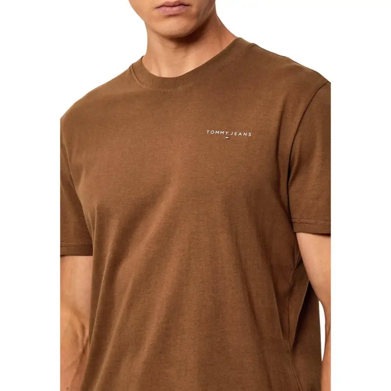 Tommy Hilfiger Slim-Fit Herren-T-Shirt in Kamelfarbe aus Bio-Baumwolle mit dezentem, weißem Logo auf der Brust