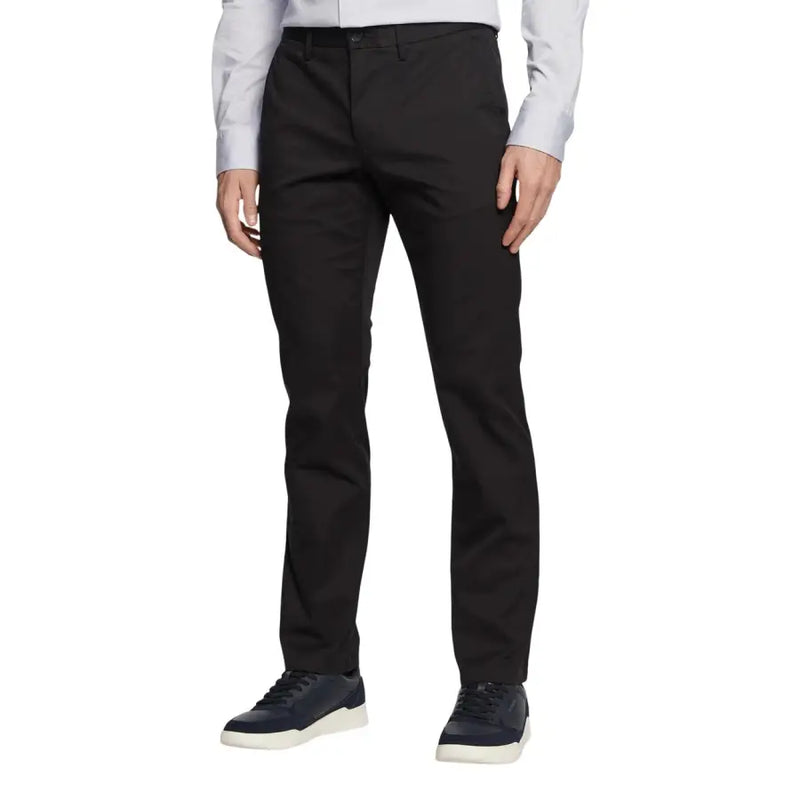 Schwarzer, maßgeschneiderter Tommy Hilfiger Herrenhose mit elegantem, geradem Bein und dezenten Bügelfalten aus hochwertigem Stoff