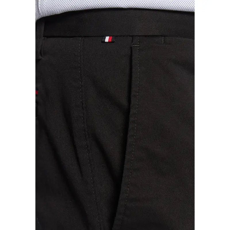Schwarz Tommy Hilfiger Herrenhose mit dezenter Webstruktur und rot-weiß-blau gestreiftem Bundetikett