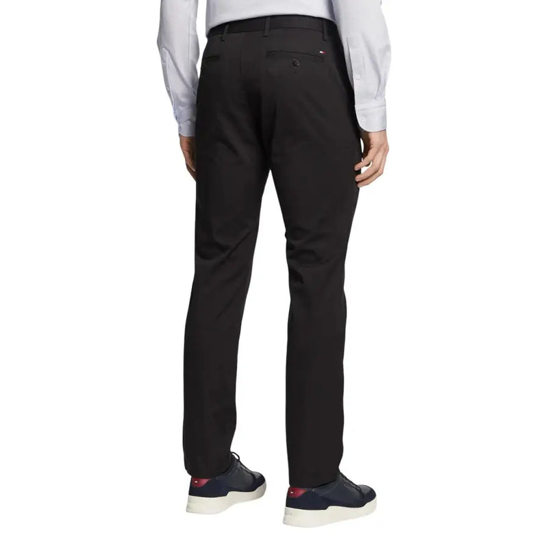 Tommy Hilfiger Schwarze Herrenhose aus elegantem Stoff mit geradem Bein und dezenten Ziernähten.