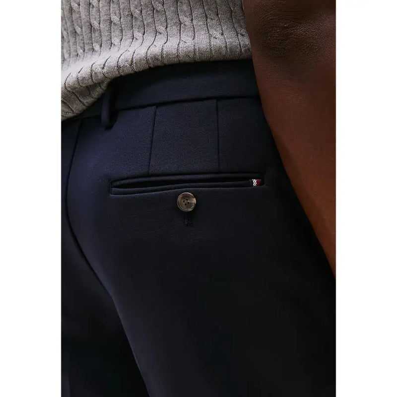 Marineblau, maßgeschneidert Tommy Hilfiger Herrenhose mit dezenter Webstruktur und Markenlogo auf der Gesäßtasche