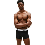 Schwarze Tommy Hilfiger Herren-Boxershorts aus kühlendem Nylon mit weißem Bund und schwarzem Logo-Schriftzug