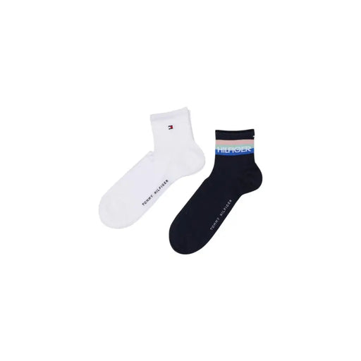 Ein Paar Tommy Hilfiger Herren-Unterwäsche-Knöchelsocken in Weiß und Marineblau mit einem gestreiften Markenband