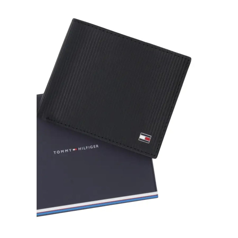 Tommy Hilfiger Herren-Geldbörse aus schwarzem, strukturiertem Leder mit dezentem Streifenmuster und Logo in der unteren rechten Ecke