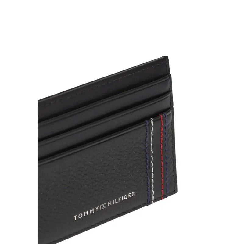 Schwarzes Leder Tommy Hilfiger Herren-Geldbörse mit Kartenfach, strukturierter Oberfläche und charakteristischer rot-weiß-blauer Naht