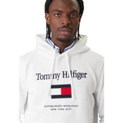Tommy Hilfiger Weißes Herren-Sweatshirt aus Baumwolle mit markantem schwarzem Logo und ikonischem rot-weiß-marineblauen Flaggenaufnäher