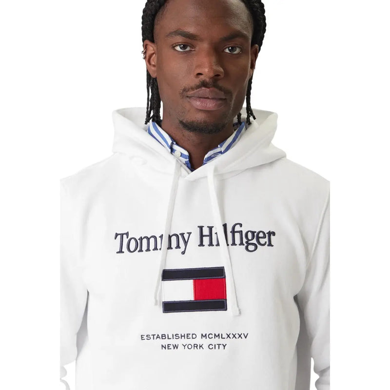 Tommy Hilfiger Weißes Herren-Sweatshirt aus Baumwolle mit markantem schwarzem Logo und ikonischem rot-weiß-marineblauen Flaggenaufnäher