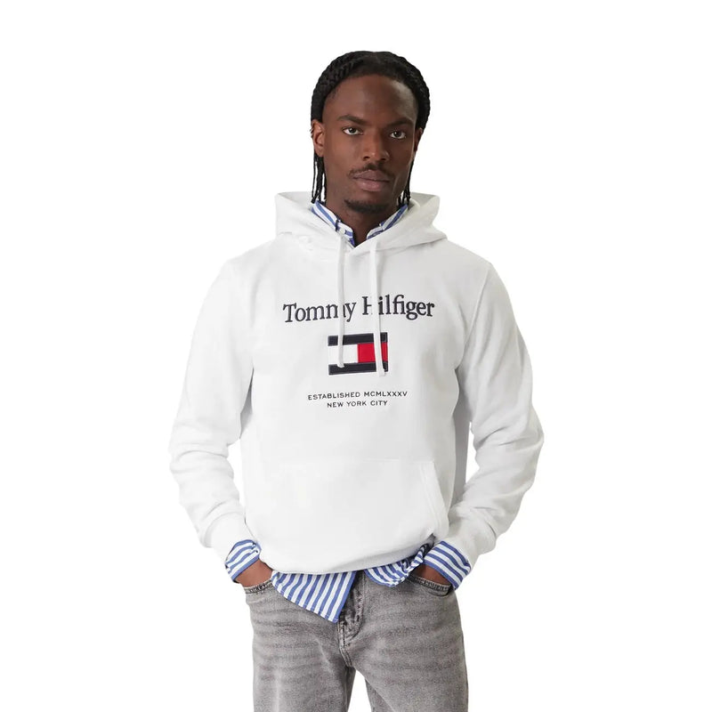 Tommy Hilfiger Weißes Herren-Sweatshirt aus Baumwolle mit schwarzer Schrift und rot-weiß-blauem Flaggenlogo auf der Brust