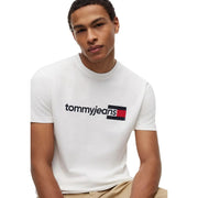 Weißes Tommy Hilfiger Herren-T-Shirt aus Bio-Baumwolle mit schwarzem und rotem Logo auf der Brust.