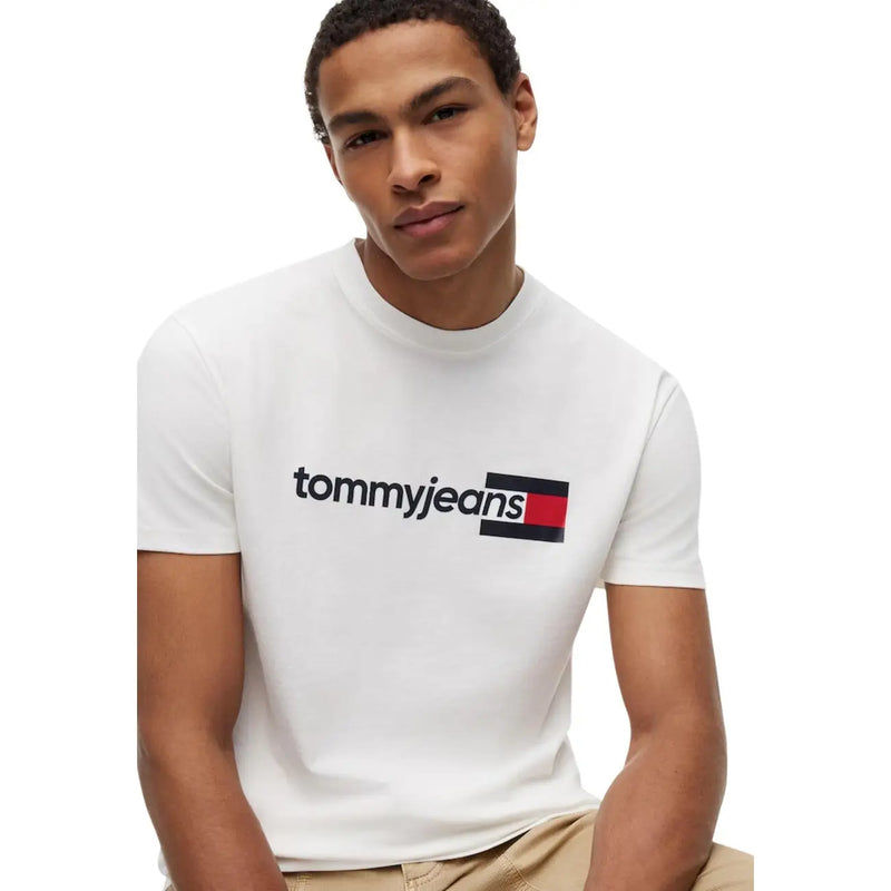 Weißes Tommy Hilfiger Herren-T-Shirt aus Bio-Baumwolle mit schwarzem und rotem Logo auf der Brust.