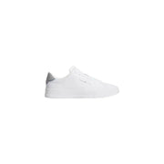 Rückansicht von weißen Tommy Hilfiger Herren-Sneakers aus Leder mit Schnürsenkeln und dezenten grauen Akzenten an der Fersenlasche.