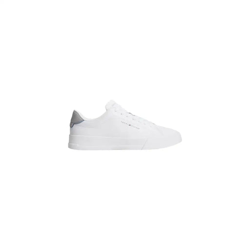 Rückansicht von weißen Tommy Hilfiger Herren-Sneakers aus Leder mit Schnürsenkeln und dezenten grauen Akzenten an der Fersenlasche.