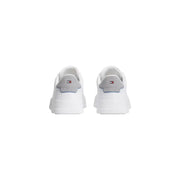Weiße Tommy Hilfiger Herren-Sneaker aus Leder mit Schnürsenkeln und grauer Fersenlasche mit dem von hinten sichtbaren Markenlogo.
