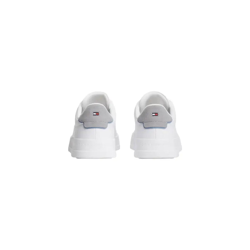 Weiße Tommy Hilfiger Herren-Sneaker aus Leder mit Schnürsenkeln und grauer Fersenlasche mit dem von hinten sichtbaren Markenlogo.