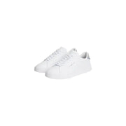 Weiße Tommy Hilfiger Herren-Sneaker aus Leder mit Schnürsenkeln, klarem, minimalistischem Design und dezentem seitlichem Branding.