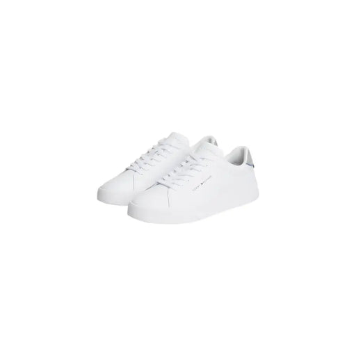 Weiße Tommy Hilfiger Herren-Sneaker aus Leder mit Schnürsenkeln, klarem, minimalistischem Design und dezentem seitlichem Branding.