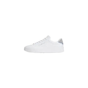 Weißer Tommy Hilfiger Herren-Sneaker aus Leder mit elegantem, minimalistischem Design und dezenter grauer Fersenlasche, von der Rückseite gesehen