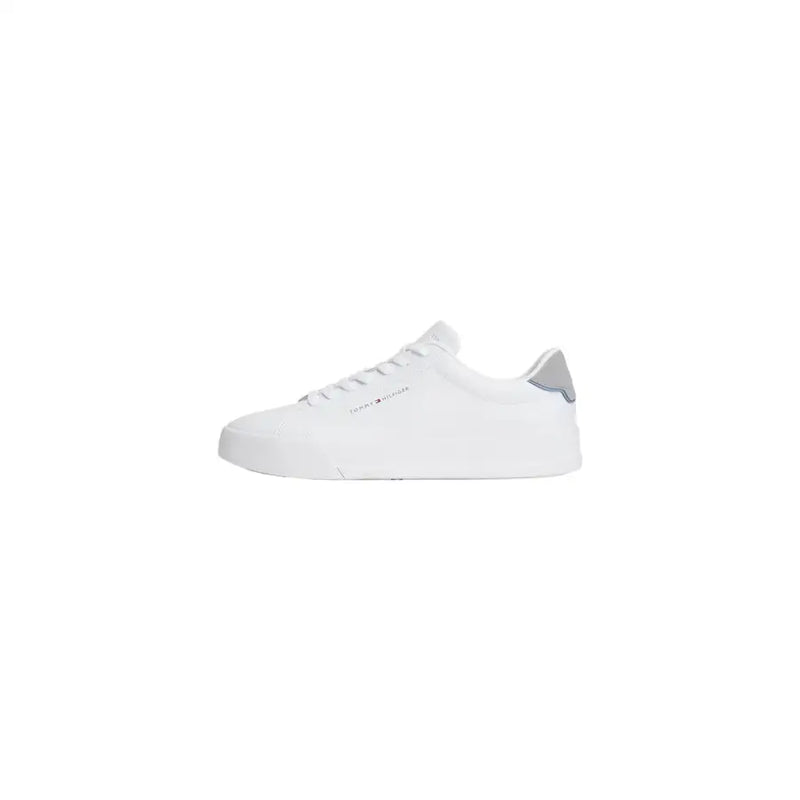 Weißer Tommy Hilfiger Herren-Sneaker aus Leder mit elegantem, minimalistischem Design und dezenter grauer Fersenlasche, von der Rückseite gesehen