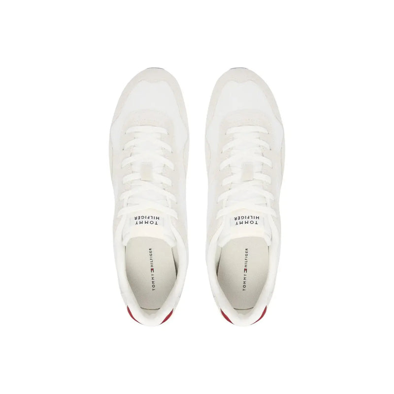 Tommy Hilfiger Weiße Herren-Sneaker aus Polyester mit Schnürung, dezenten roten Akzenten an der Ferse und einem klaren, minimalistischen Design.