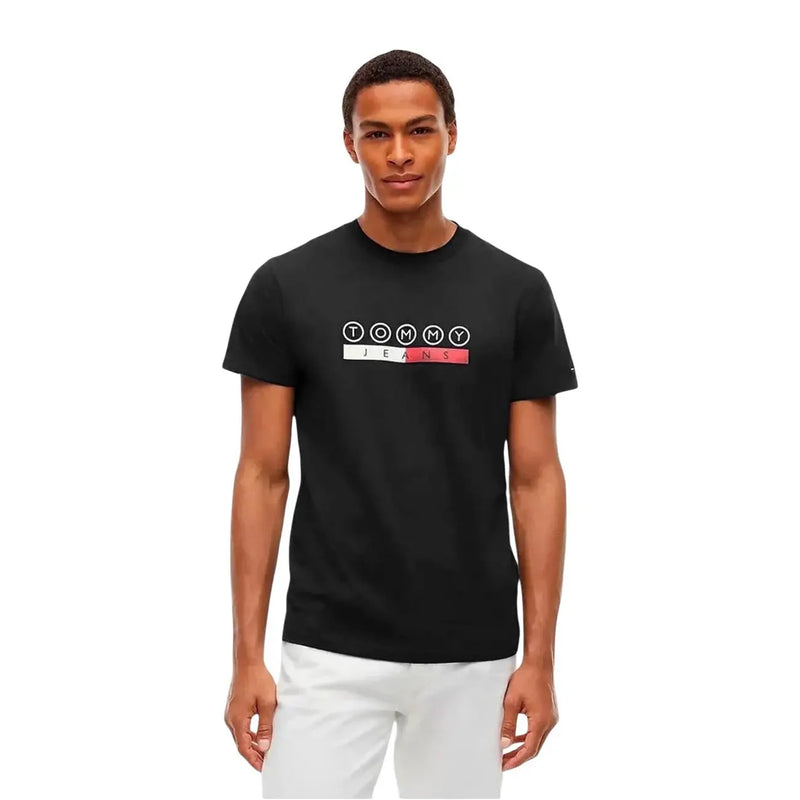 Tommy Hilfiger Schwarzes Herren-T-Shirt aus Baumwolle mit weißem und rotem Logo auf der Brust