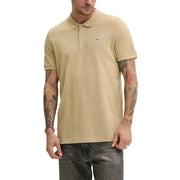Beige Tommy Hilfiger Herren-Poloshirt mit klassischem Kragen und Logo auf der Brust für den Sommer