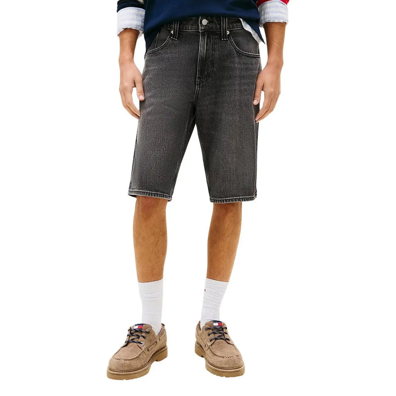 Tommy Hilfiger Herrenshorts aus dunkelgrauem Denim mit fünf Taschen und weißen Ziernähten am Saum, Vorderansicht