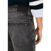 Tommy Hilfiger Herrenshorts aus dunkelgrauem Denim mit verwaschenem Look und Flaggenlogo auf der Gesäßtasche, Rückansicht