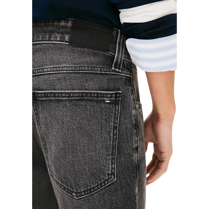 Tommy Hilfiger Herrenshorts aus dunkelgrauem Denim mit verwaschenem Look und Flaggenlogo auf der Gesäßtasche, Rückansicht